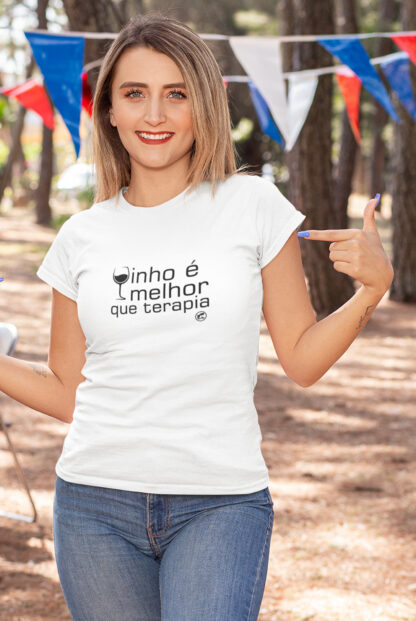 Quero Camisa - Camisas Personalizadas - Capitão Gecko - Vinho é melhor que terapia