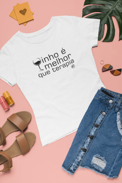 Quero Camisa - Camisas Personalizadas - Capitão Gecko - Vinho é melhor que terapia